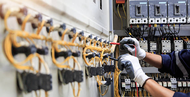 Professional Electrician technician working in Palos Hills, IL